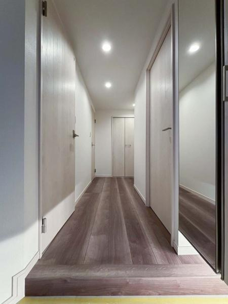 岡野パークハイツの玄関|気品あるデザイン性を持つ玄関は、住む方の満足感を満たすクオリティ。帰宅するご家族や、訪れる方を気持ちよく迎える・安らぎに満ちた生活空間を予感させてくれます。