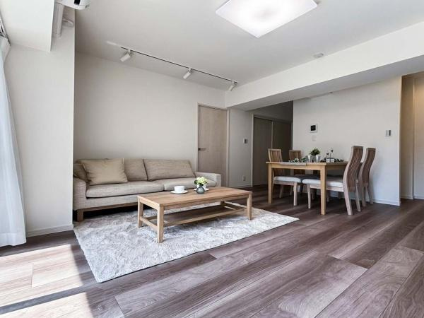 岡野パークハイツの居間・リビング|多くの光りを取りこむＬＤＫは照明と日差しでスタイリシュなＬＤＫに…家族が集まるリビングだからより使いやすく美しく。