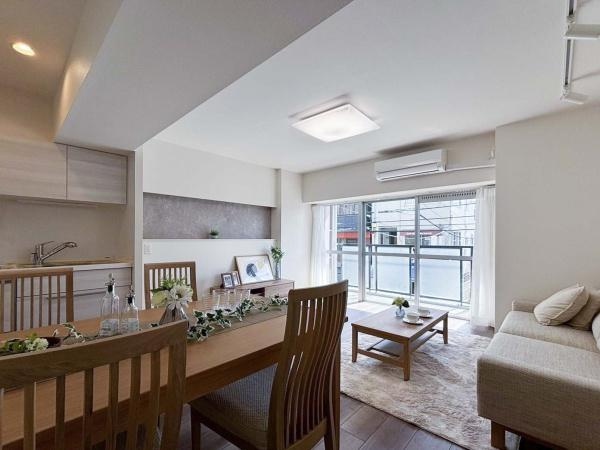 岡野パークハイツの居間・リビング|リビングで子供が走ってる姿を見ながら、大きなソファやダイニングテーブルでゆったり食事をしたりくつろぎたい。そんな夢が叶えられる空間です！