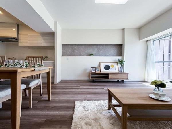 岡野パークハイツの居間・リビング|忙しい朝でも、しっかり家族が揃って食事を出来る、ゆとりある大きさのダイニングスペース。ママが作る手料理をテーブルで囲む素敵な時間を存分に愉しんでください。