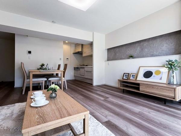 岡野パークハイツの居間・リビング|形の綺麗なリビングダイニングはお好きな家具を配置しても、余裕がありそうです。インテリアも想像しながらご見学されると、より一層楽しくなります。