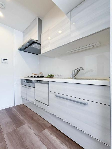 岡野パークハイツのキッチン|ご家族みんなで調理ができる位のスペースを実現したキッチン空間となっております。みんなで作った料理を召し上がりながらの会話は至福のひとときになるはずです。
