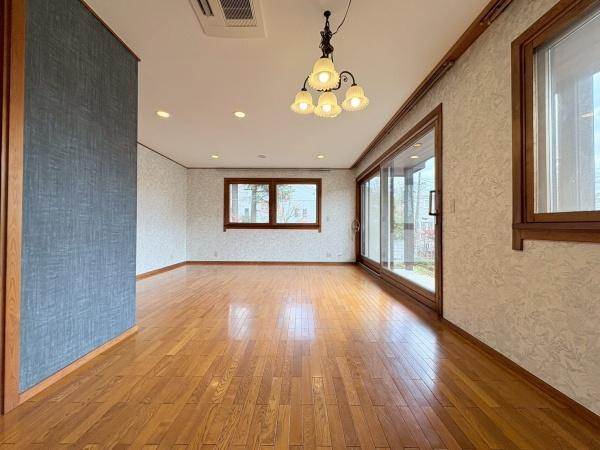 横浜市青葉区美しが丘３丁目の中古一戸建の居間・リビング|家族みんなが爽やかに健やかに過ごせるように、溢れる光をたっぷり取り込んだリビングダイニング。集いの場、憩いの場としての快適性を求めたやすらぎの空間です。