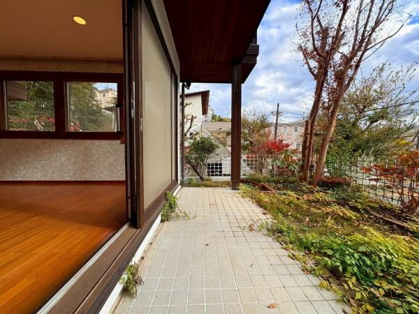 横浜市青葉区美しが丘３丁目の中古一戸建の庭|お庭スペースです。お庭もあってカースペースもあるなんて羨ましいですぅ！