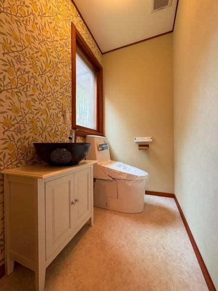 横浜市青葉区美しが丘３丁目の中古一戸建のトイレ|収納付きのウォッシュレットトイレです。