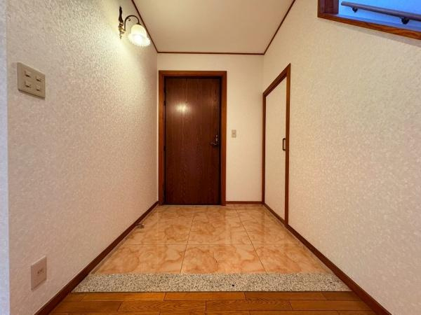 横浜市青葉区美しが丘３丁目の中古一戸建の玄関|シューズボックスと玄関です。