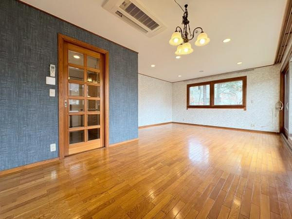 横浜市青葉区美しが丘３丁目の中古一戸建の居間・リビング|家族みんなが爽やかに健やかに過ごせるように、溢れる光をたっぷり取り込んだリビングダイニング。集いの場、憩いの場としての快適性を求めたやすらぎの空間です。