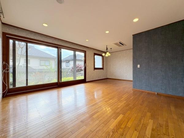 横浜市青葉区美しが丘３丁目の中古一戸建の居間・リビング|家族みんなが爽やかに健やかに過ごせるように、溢れる光をたっぷり取り込んだリビングダイニング。集いの場、憩いの場としての快適性を求めたやすらぎの空間です。