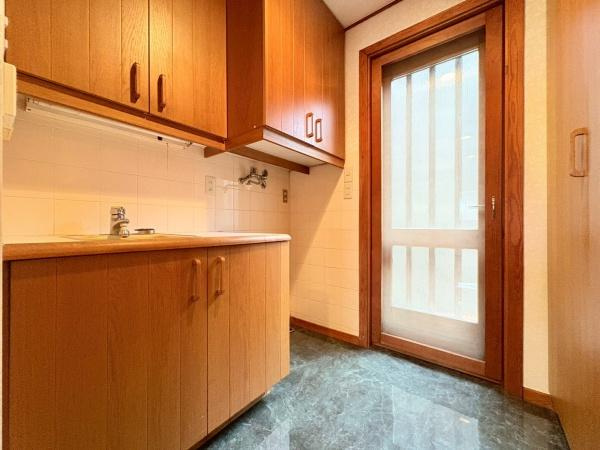 横浜市青葉区美しが丘３丁目の中古一戸建のキッチン|キッチン勝手口です。