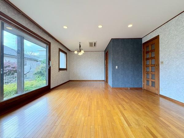 横浜市青葉区美しが丘３丁目の中古一戸建の居間・リビング|明るい清潔感のあるリビングです。