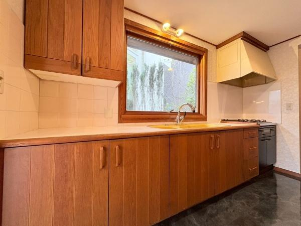 横浜市青葉区美しが丘３丁目の中古一戸建のキッチン|広々としたキッチンです。作業もしやすいです。収納力も有ります。