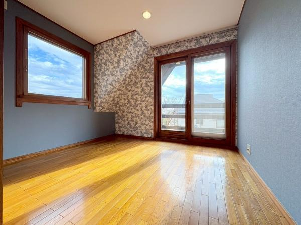横浜市青葉区美しが丘３丁目の中古一戸建の寝室|照明がなくても明るい居室です。