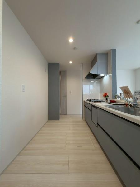 横浜市金沢区高舟台２丁目の新築一戸建のキッチン|両側から抜けられる対面キッチンです。写真には載っていない収納もございます。