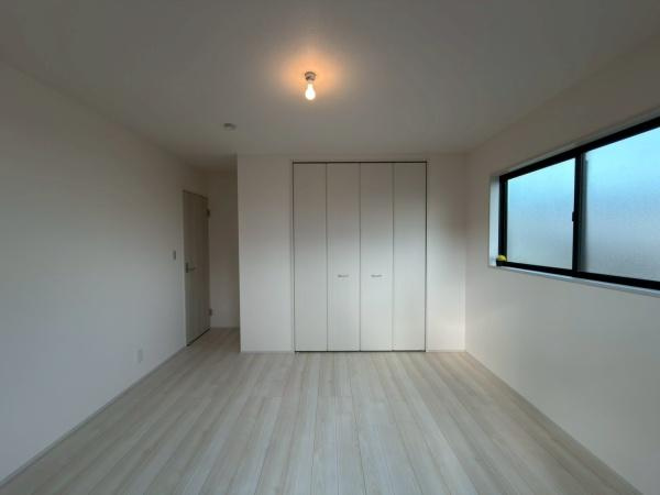 横浜市金沢区高舟台２丁目の新築一戸建の洋室|広さ×収納です。子供部屋から寝室まで利用可能です。