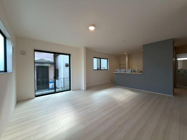 横浜市金沢区高舟台２丁目の新築一戸建の居間・リビング|リビングで子供が走ってる姿を見ながら、大きなソファやダイニングテーブルでゆったり食事をしたりくつろぎたい。そんな夢が叶えられる空間です！