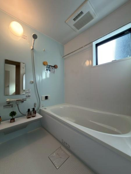 横浜市金沢区高舟台２丁目の新築一戸建の浴室|「くつろぎの贅沢バスタイム」 ゆったり足を伸ばせる、広々としたお風呂空間  一日の疲れを癒す、リラックスできるデザイン 心と体を温める、快適なバスタイム。嬉しい1616サイズ！