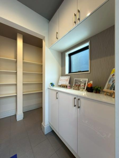 横浜市金沢区高舟台２丁目の新築一戸建の玄関|シューズクローク×シューズボックスです。玄関です。