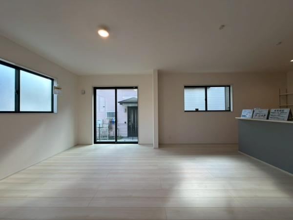 横浜市金沢区高舟台２丁目の新築一戸建の居間・リビング|広々としたリビングに光が差し込みます。道路から一段上がっているので開放的なところも素晴らしいですね。
