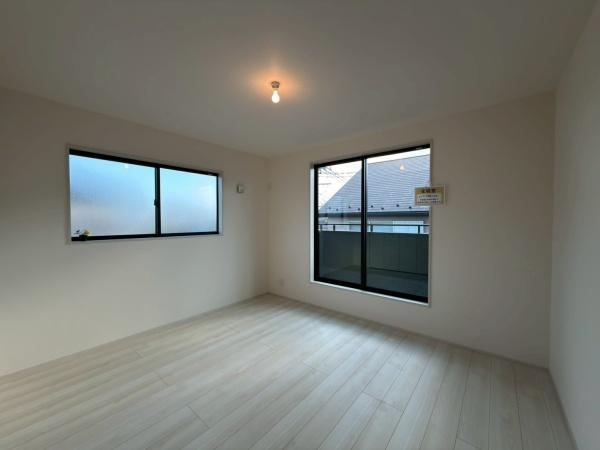 横浜市金沢区高舟台２丁目の新築一戸建の洋室|各部屋に大きめの収納がございます。室内は広く使えます。