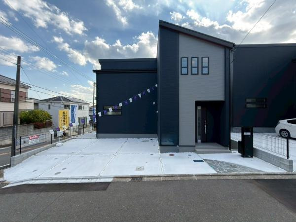 横浜市金沢区高舟台２丁目の新築一戸建の前面道路含む現地写真|建物×カースペースです。駐車場としても利用可能ですが子供の遊び場など用途は様々です。