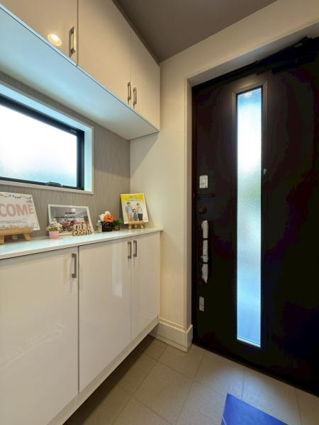 横浜市金沢区高舟台２丁目の新築一戸建の玄関|ザ・玄関です。収納力があり、ベビーカーからアウトドア用品まで収納可能です。