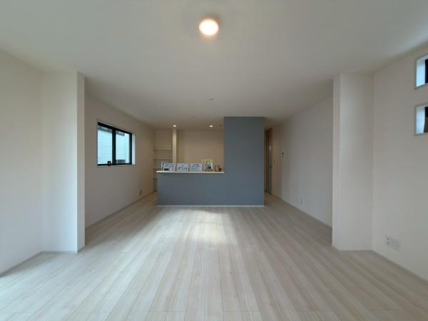 横浜市金沢区高舟台２丁目の新築一戸建の居間・リビング|東側からリビングを撮影しました。照明がなくても日中は明るいリビングです。