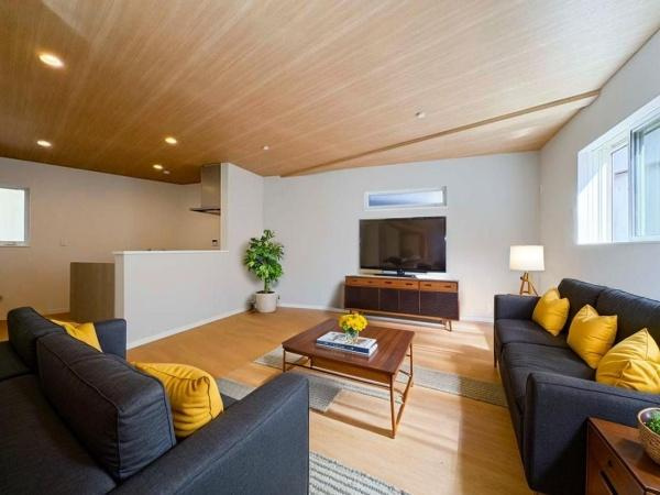 川崎市川崎区田島町の新築一戸建の居間・リビング|子供の笑い声やママとパパの楽しい会話、料理をする音や、テレビの音など当たり前の生活が送ることができる幸せ。そんな幸せをこの家で作り上げてみてはいかがですか。※家具はCGです。