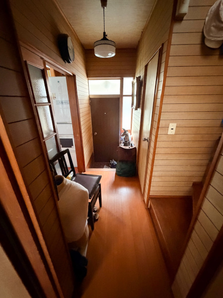 富塚町住居付店舗の内装