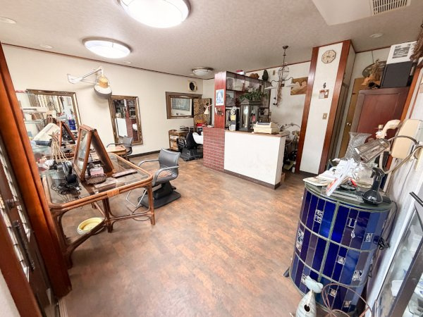 富塚町住居付店舗の内装