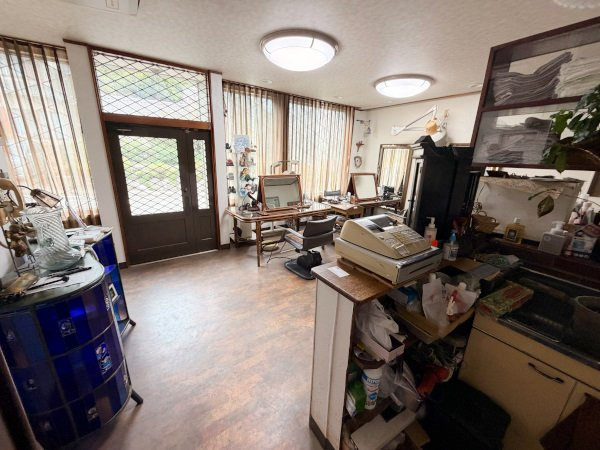 富塚町住居付店舗の内装