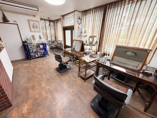 富塚町住居付店舗の内装