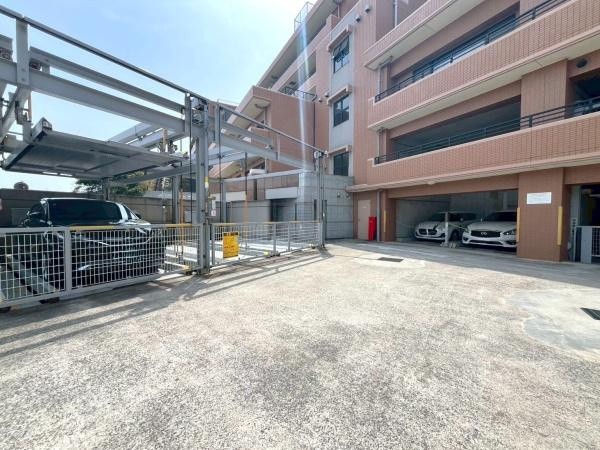 コスモヒルズ永田山王台の駐車場