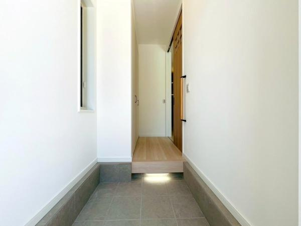 横須賀市浦上台２丁目の新築一戸建の玄関
