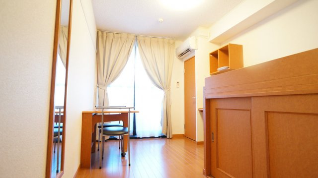 レオパレスヴィヴァーチェ・リラの居間・リビング|明るいお部屋で憧れの一人暮らし。