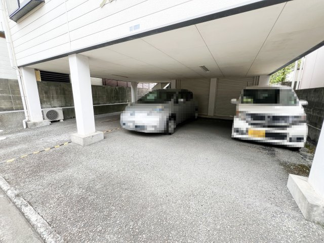 フォンテーヌの駐車場