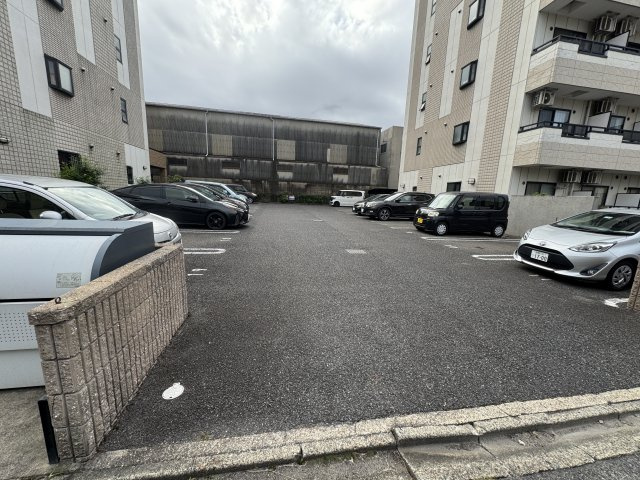 本州ビルⅢの駐車場
