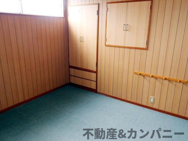 東温市吉久の中古一戸建の洋室|落ち着いた色調の洋室です