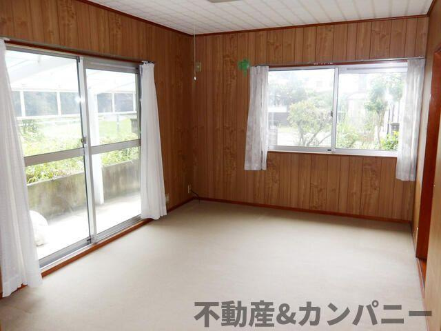 東温市吉久の中古一戸建の洋室|落ち着いた色調の洋室です