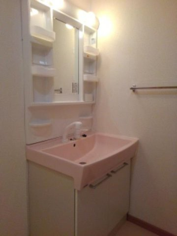 ジュネス９９Ｃの洗面所|明るい洗面所です