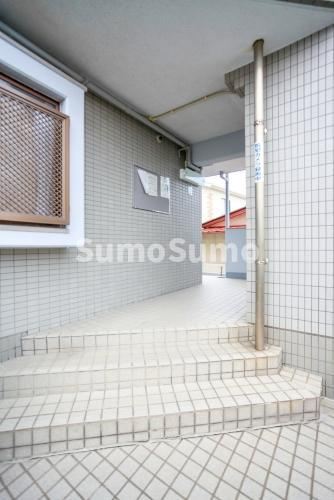 ビーウィズ原のエントランス