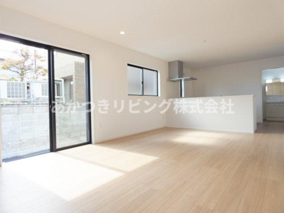 【居間・リビング】 | LIGARE下都賀郡壬生町41期 | 窓が多く明るいリビング♪ご家族の団らんをたくさんの陽の光が明るく照らします♪