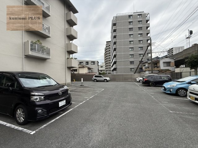 コスモハイツ小阪の駐車場