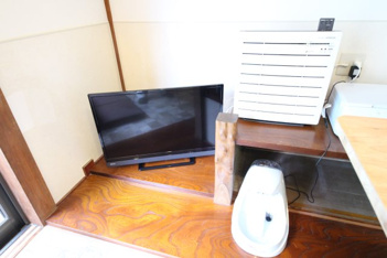 猫部屋にはテレビを設置。
