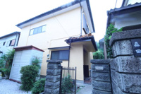 ２階建ての建物です。
