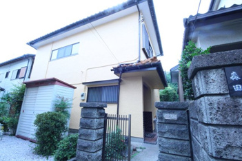 ２階建ての建物です。
