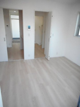 広くて明るい寝室