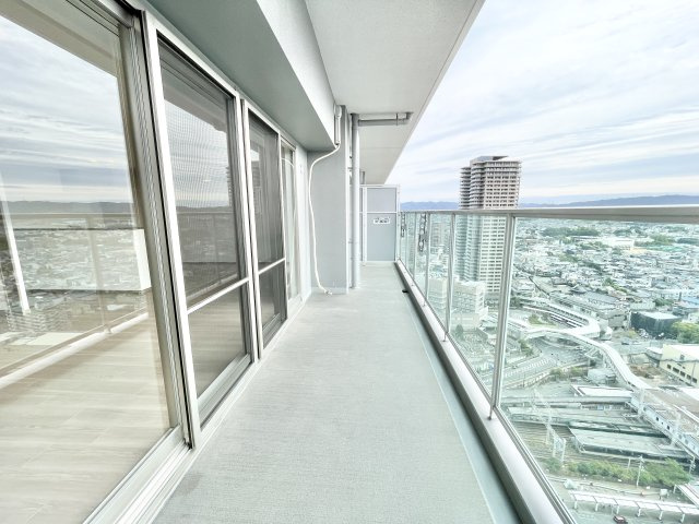ロイヤルメドゥ香里園タワーのバルコニー|陽当たり良好なバルコニーです