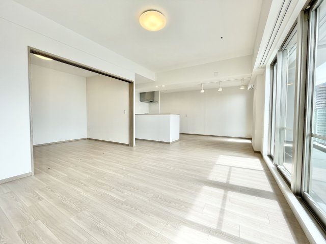 ロイヤルメドゥ香里園タワーの居間・リビング|ゆったり過ごせるリビングです