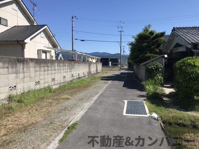 伊予郡松前町大字上高柳の売地の前面道路含む現地写真|前面道路含む現地写真です