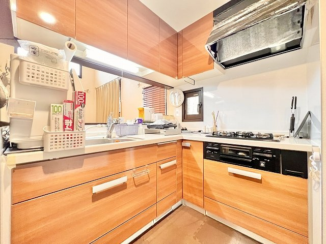 葛飾区東新小岩5丁目中古住宅のキッチン|収納豊富なシステムキッチン